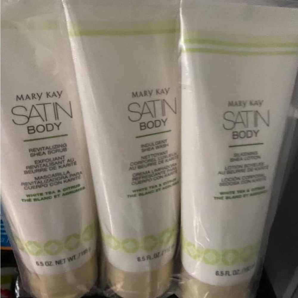 Mary Kay Satin Body Revitalizing Shea Scrub - White